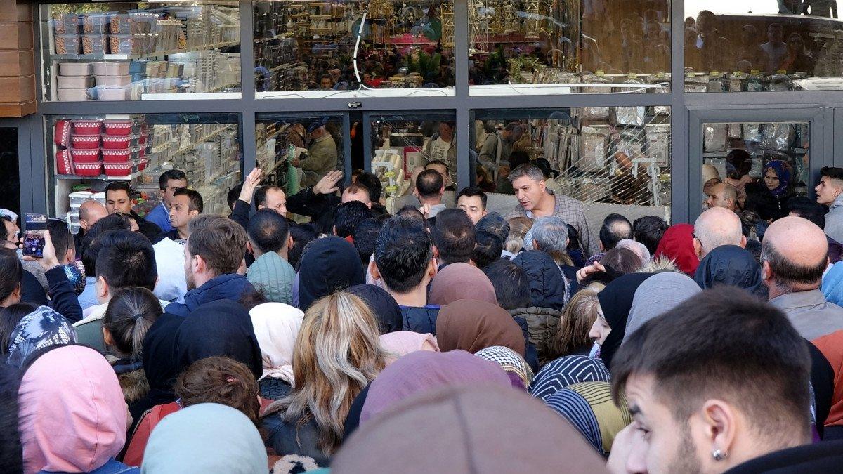 Sivas'ta yeni mağaza izdihamını polis ayırdı