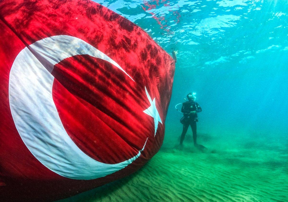 Mersin'de dalgıçlar, su altında Türk bayrağı açtı