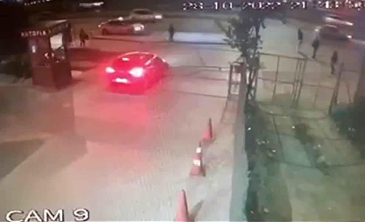 Beylikdüzü’nde otomobil, sürgülü kapıya vurdu: 3 yaralı