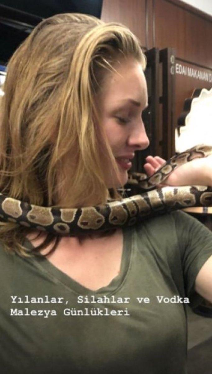 Yasemin Allen yılanını İngiltere'ye gönderdi