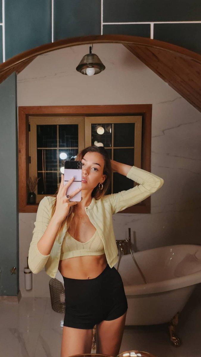 Dilan Çiçek Deniz ile Neslihan Atagül’den küvet pozu