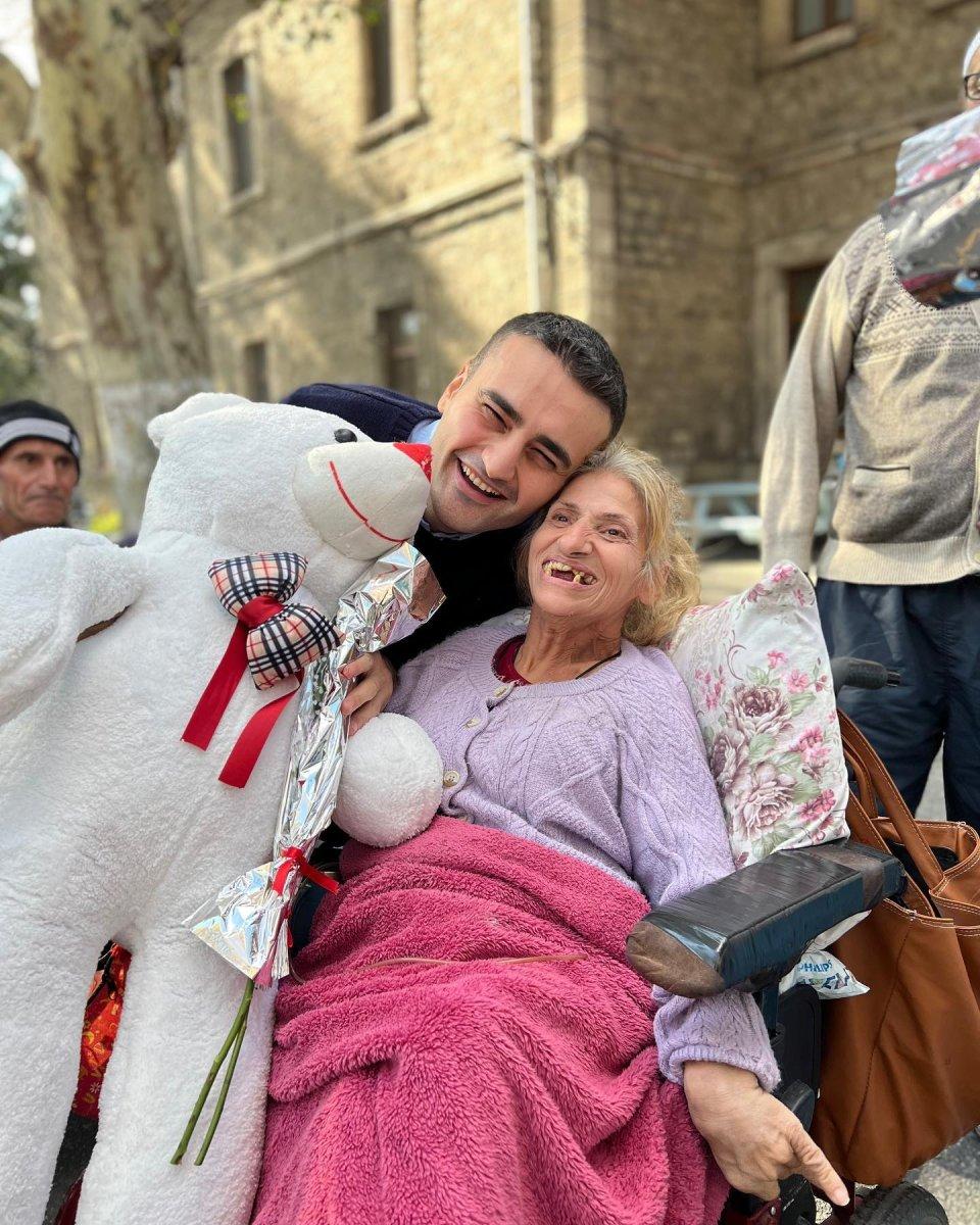 CZN Burak, Darülaceze sakinleriyle bir araya geldi