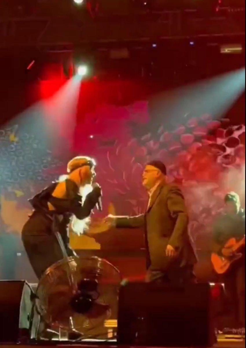 Hande Yener sürpriz hayranıyla sahnede dans etti