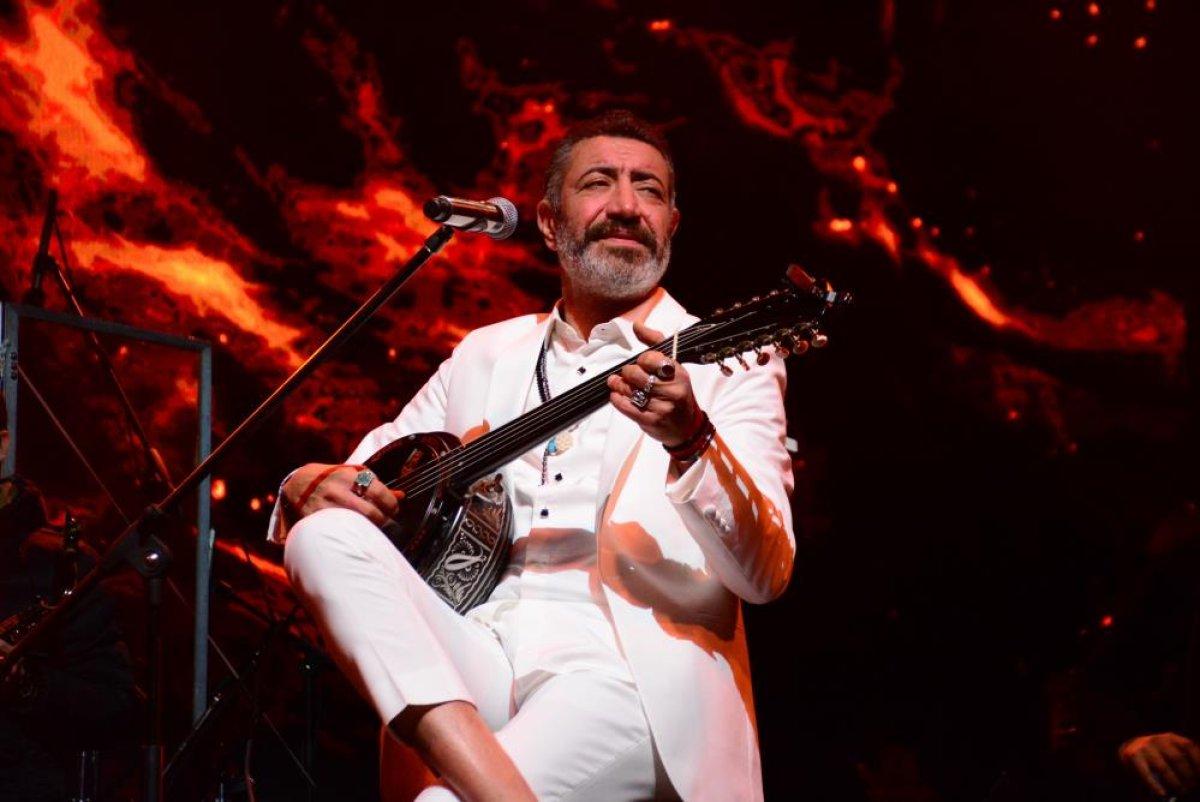 Hakan Altun hayranlarına seslendi: Oynamayan taş olsun