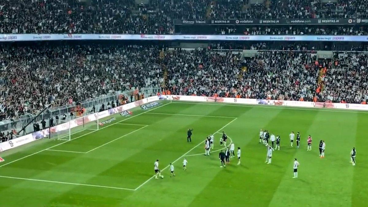 Şenol Güneş, maç sonunda 3'lü çektirdi