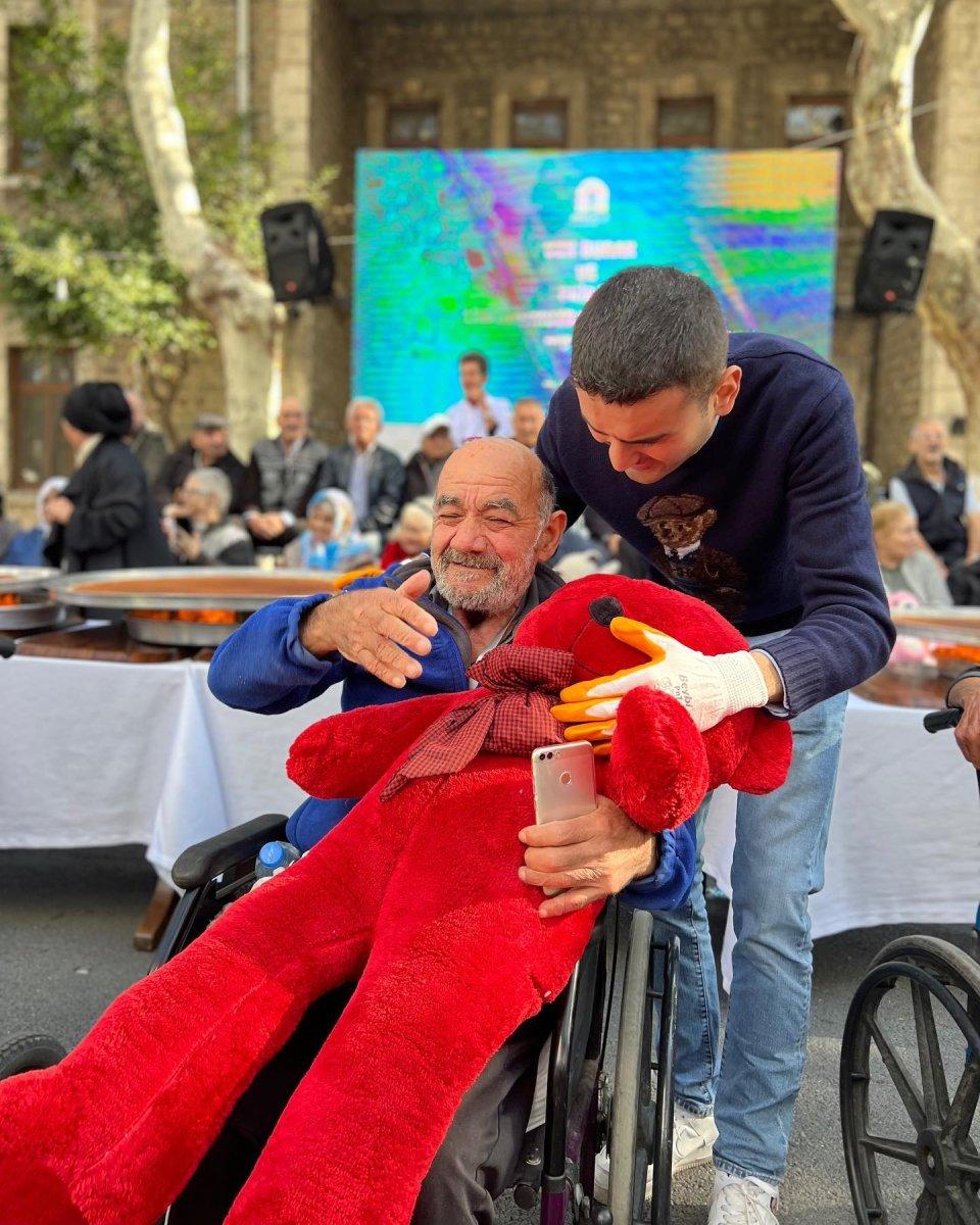 CZN Burak, Darülaceze sakinleriyle bir araya geldi