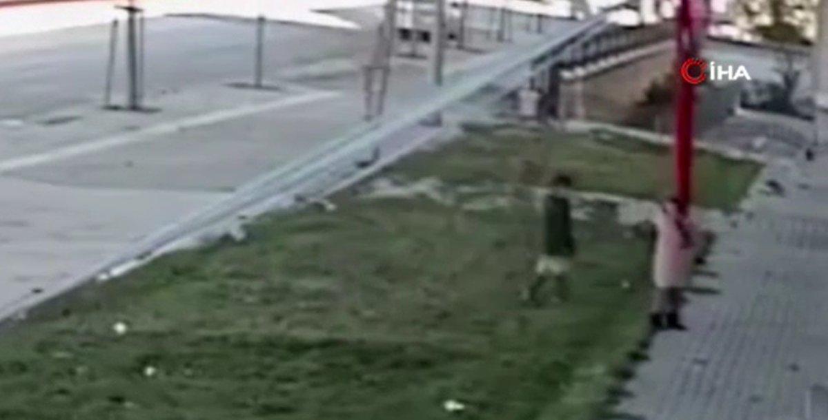 Erzurum'da iki küçük çocuk Türk bayrağını öptü