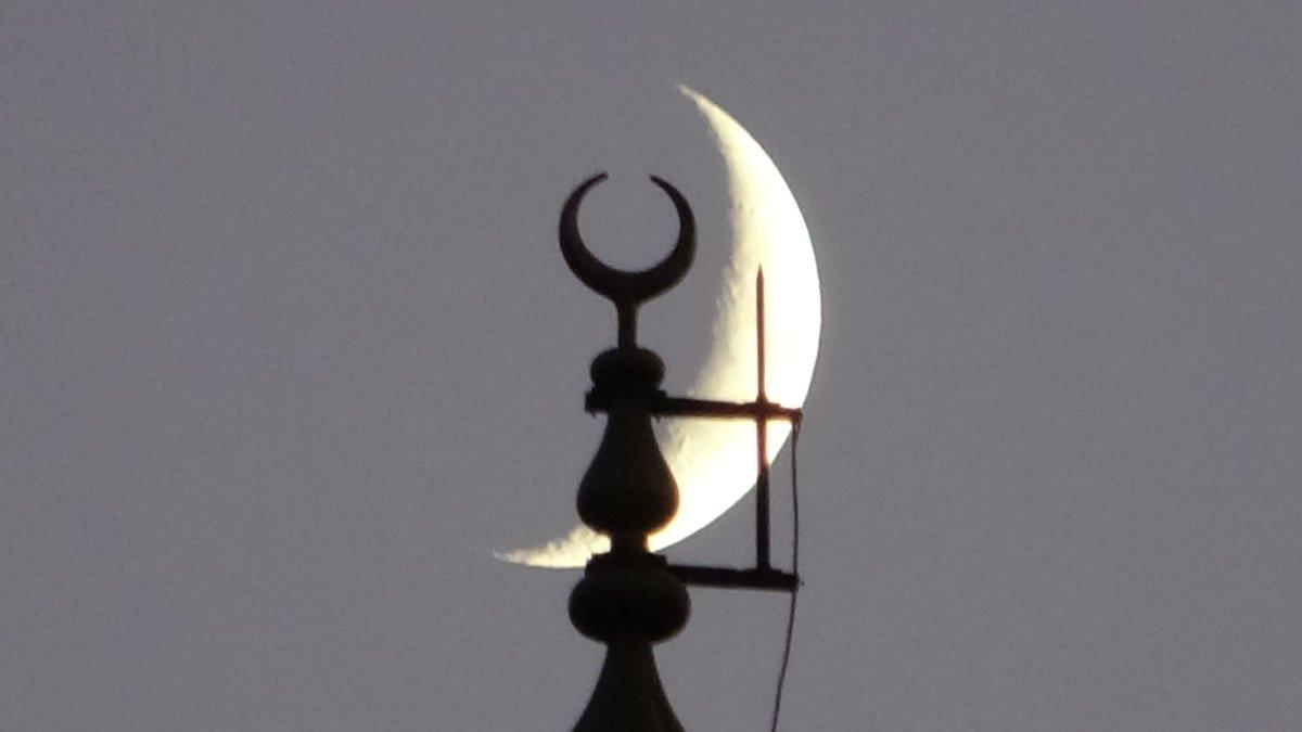 Hakkari'de hilal şeklindeki Ay, vatandaşları hayran bıraktı