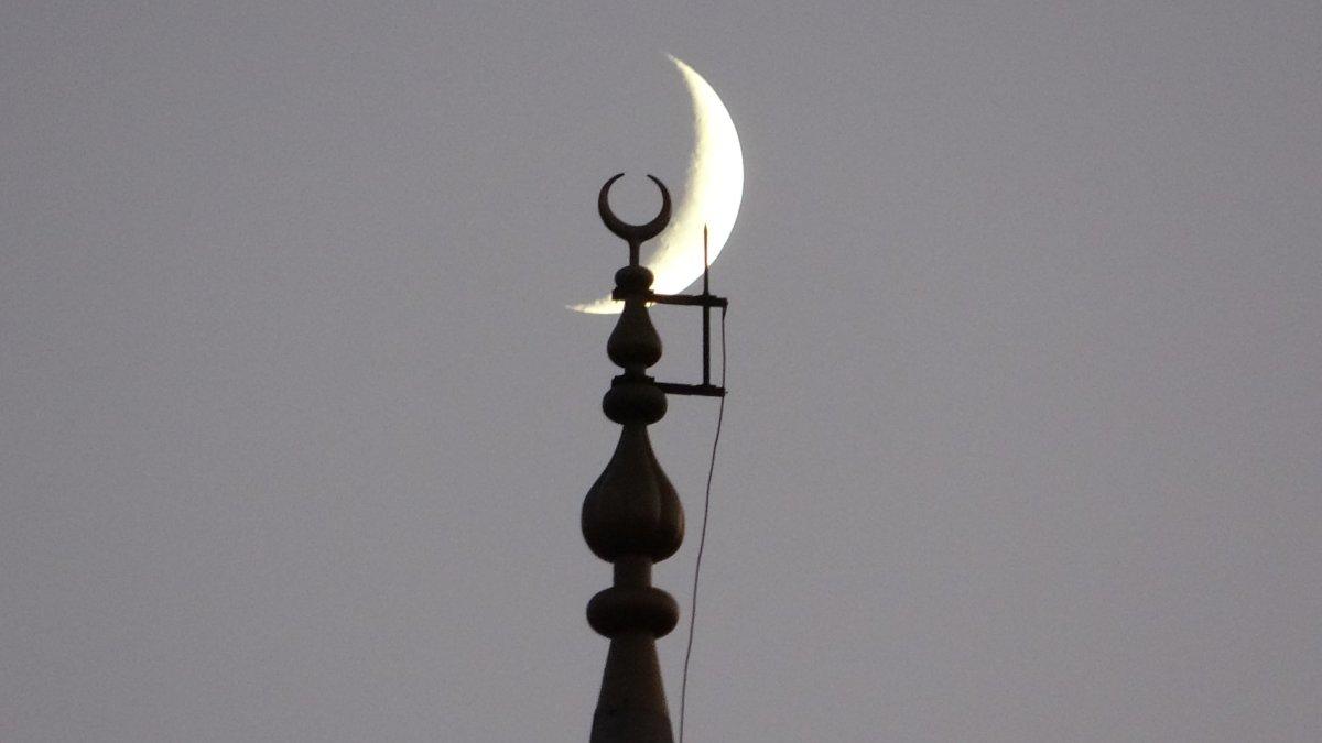 Hakkari'de hilal şeklindeki Ay, vatandaşları hayran bıraktı