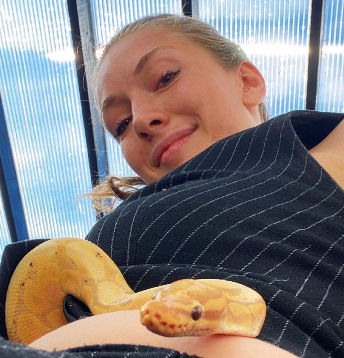 Yasemin Allen yılanını İngiltere'ye gönderdi