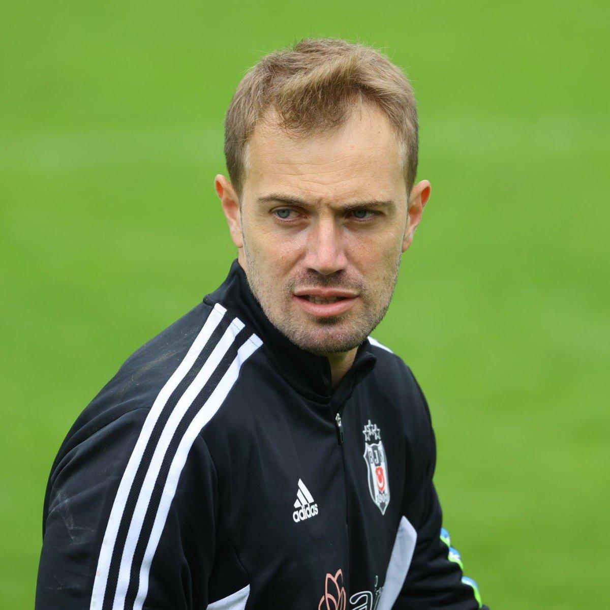 Beşiktaş'ta Mert Günok kaleyi Ersin Destanoğlu'ndan devraldı