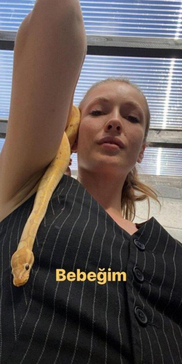 Yasemin Allen yılanını İngiltere'ye gönderdi