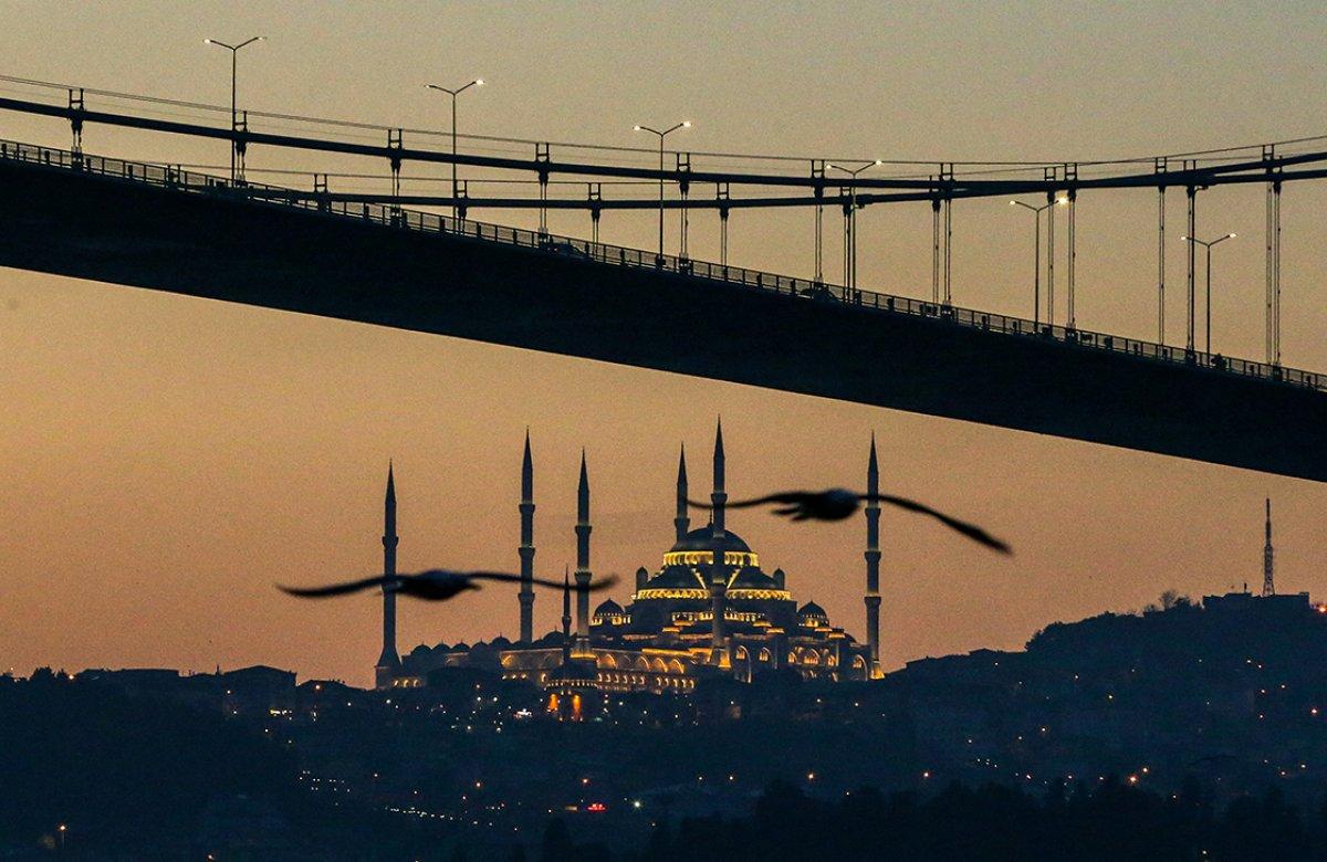 49 yıldır iki kıtayı birleştiren Boğaz'ın gerdanlığı: 15 Temmuz Şehitler Köprüsü