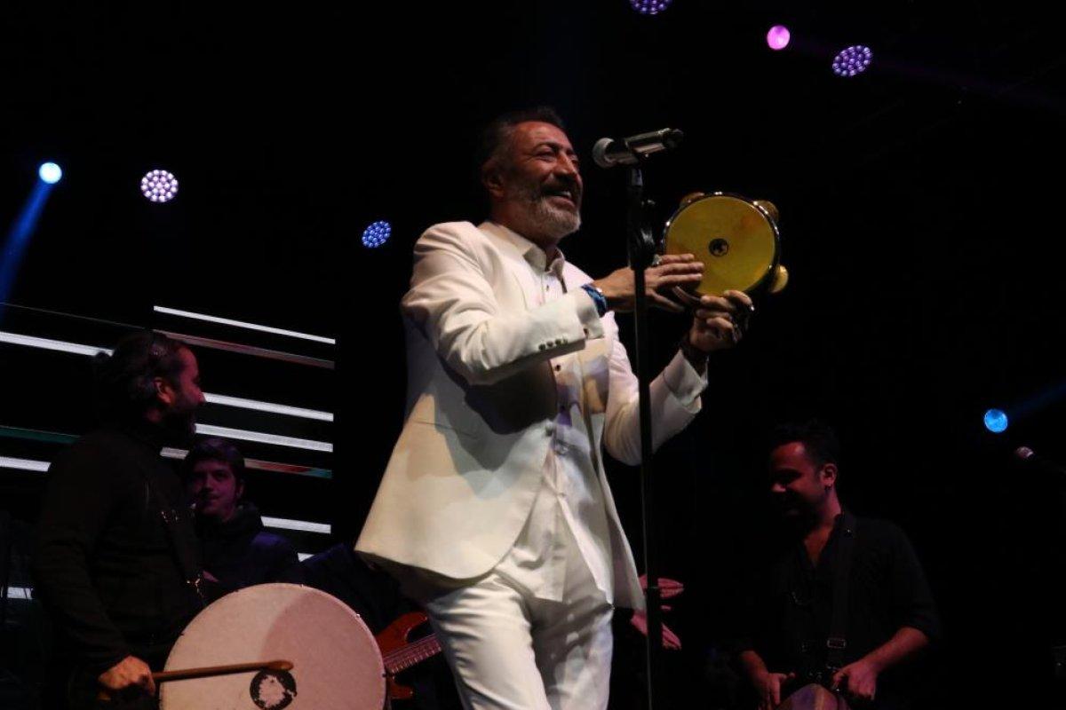 Hakan Altun hayranlarına seslendi: Oynamayan taş olsun