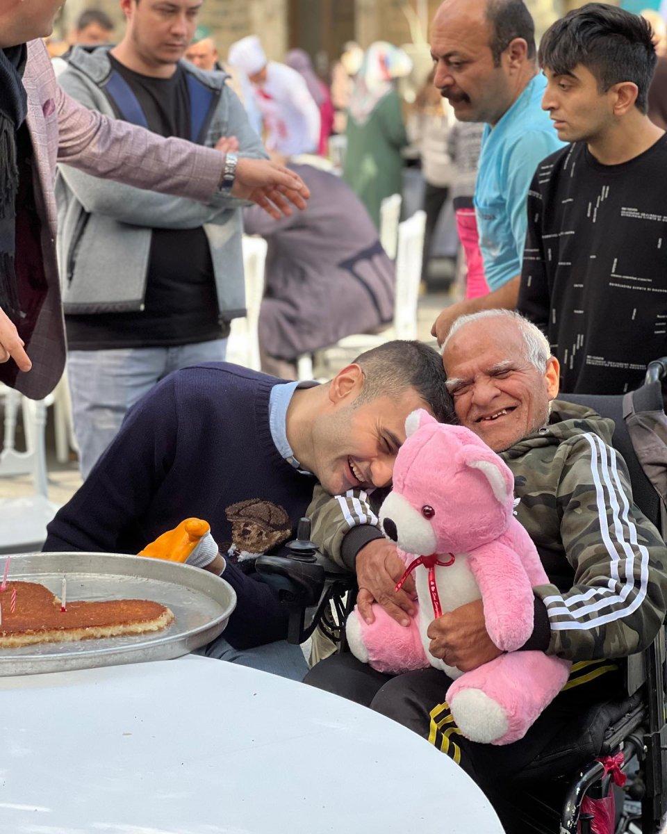 CZN Burak, Darülaceze sakinleriyle bir araya geldi