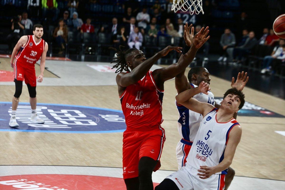 Anadolu Efes, Bahçeşehir Koleji'ni farklı geçti