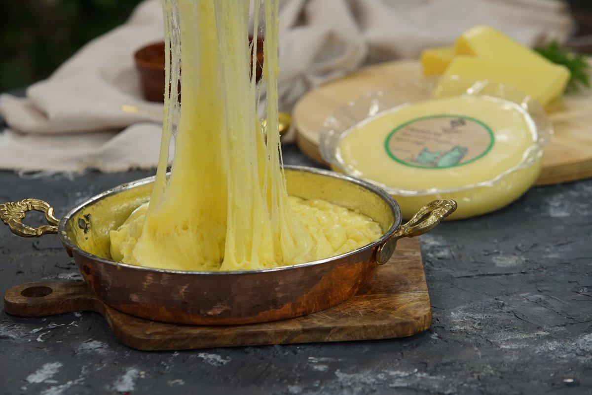 Mıhlama (Kuymak) nasıl yapılır, malzemeleri nelerdir? Uzadıkça uzayan mıhlama tarifi ve püf noktaları!