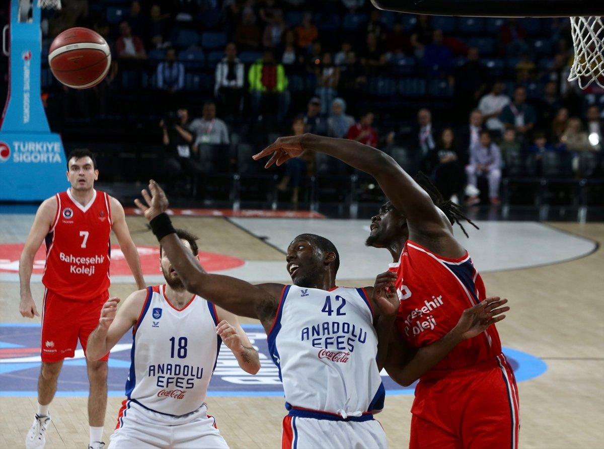Anadolu Efes, Bahçeşehir Koleji'ni farklı geçti