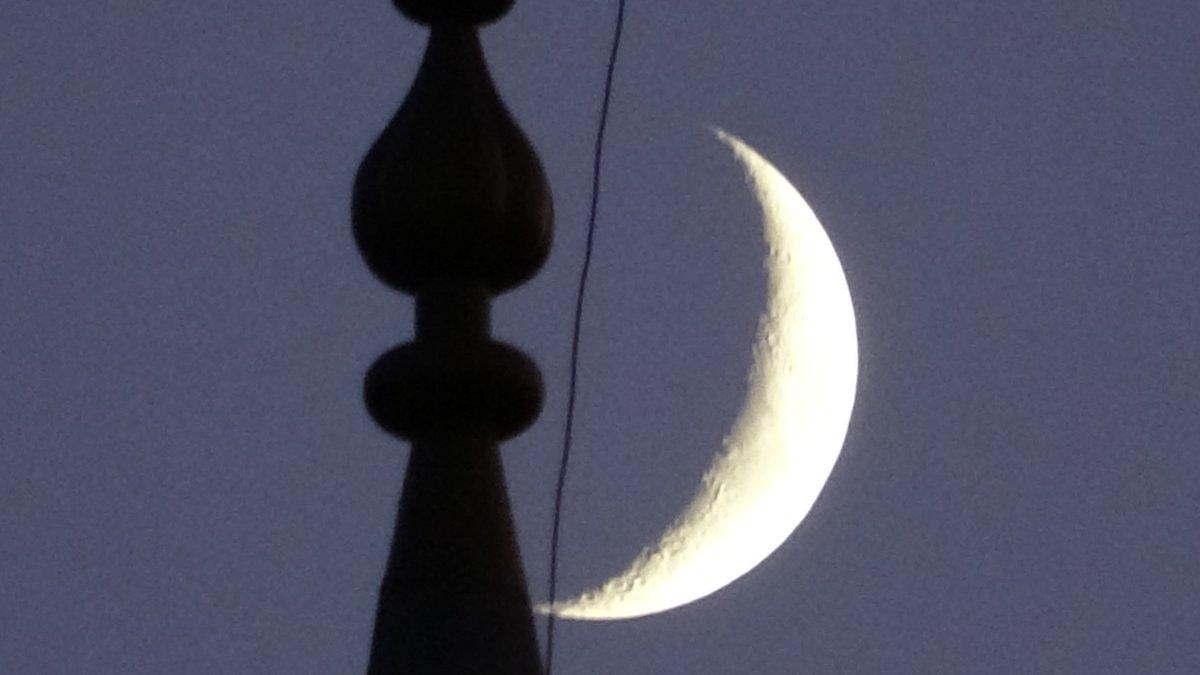 Hakkari'de hilal şeklindeki Ay, vatandaşları hayran bıraktı