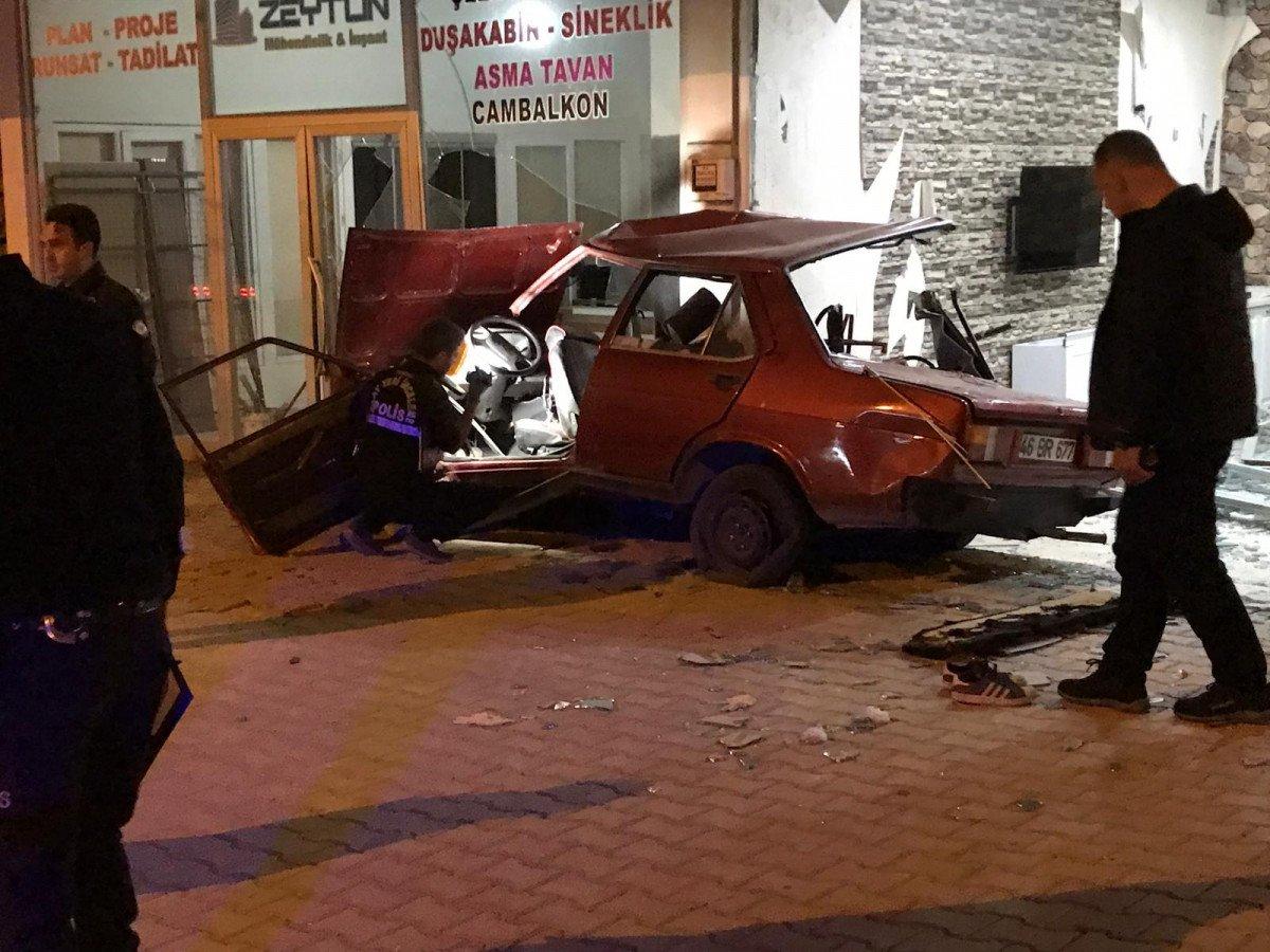 Kahramanmaraş’ta otomobil iş yerine çarptı: 1 ölü, 4 yaralı