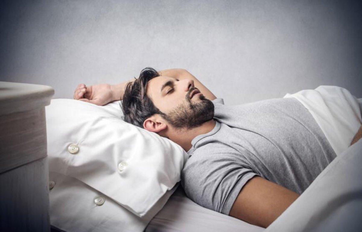 Uyurken yatış şekliniz böyleyse dikkat! Yanlış pozisyonda uyumak pek çok hastalığa davetiye çıkarıyor