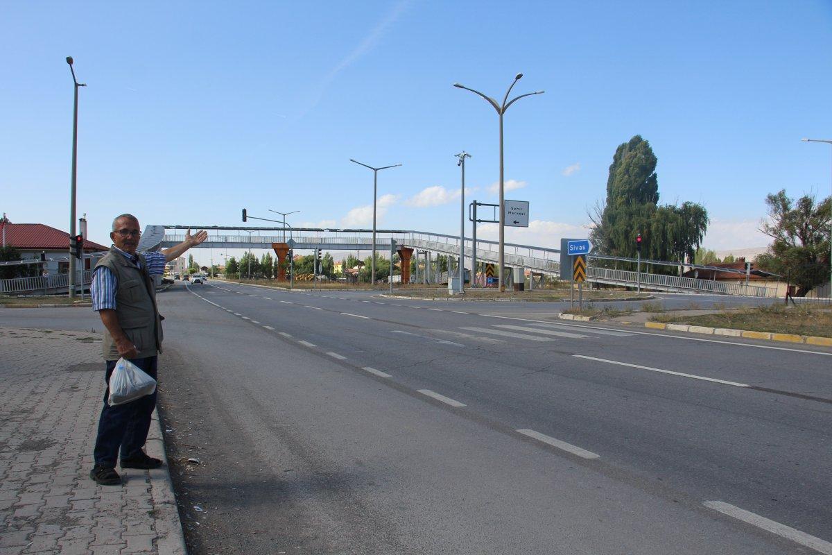 Sivas'ta şaşırtan yaya üst geçidi: 20 metre için 200 metre yürünüyor