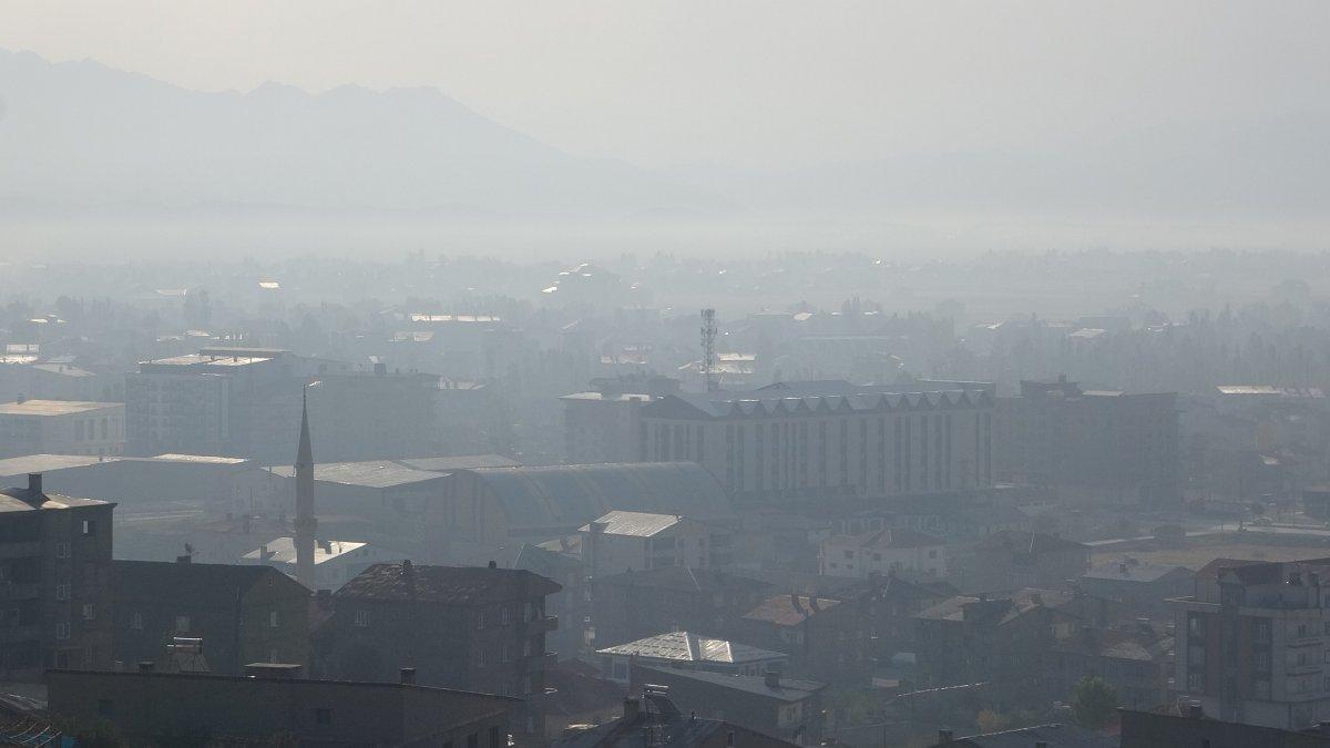 Hakkari'de sis yüzünden göz gözü görmüyor
