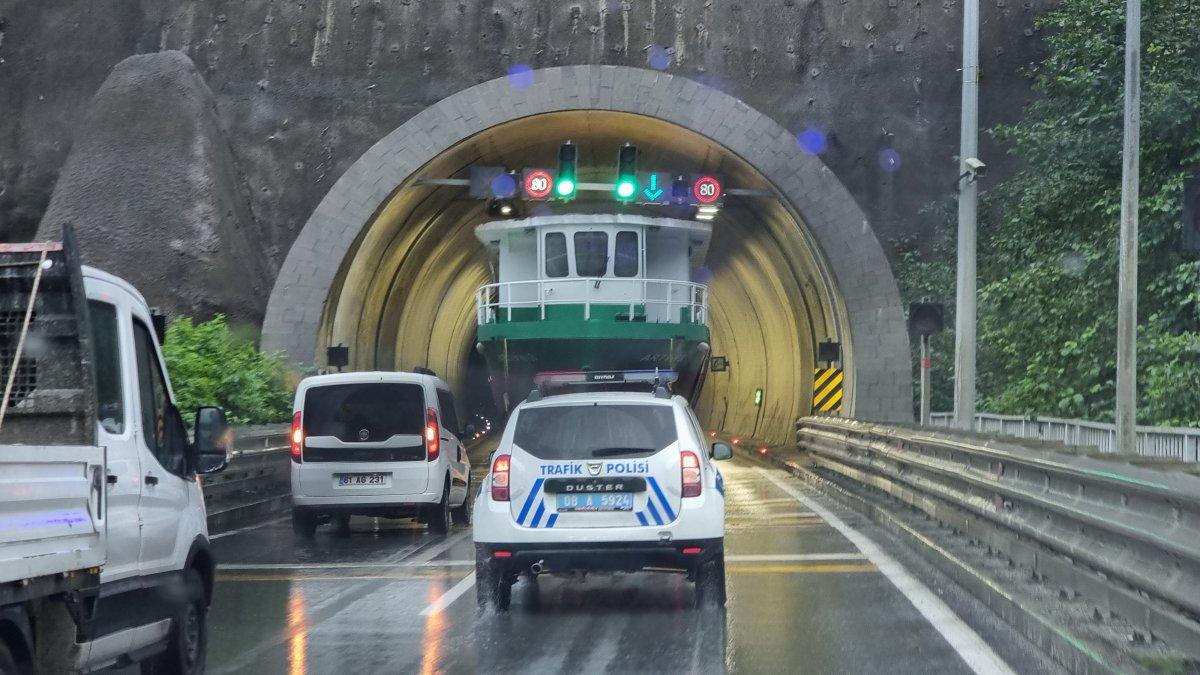 Artvin'de tünel içinden tekne geçti