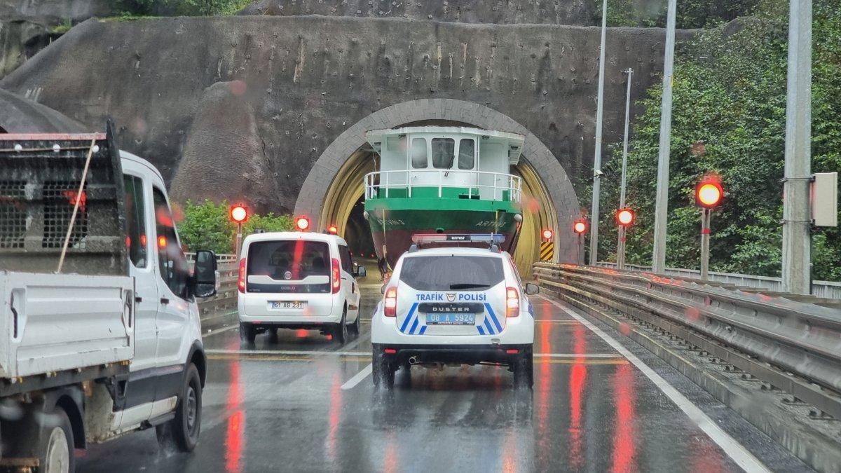 Artvin'de tünel içinden tekne geçti