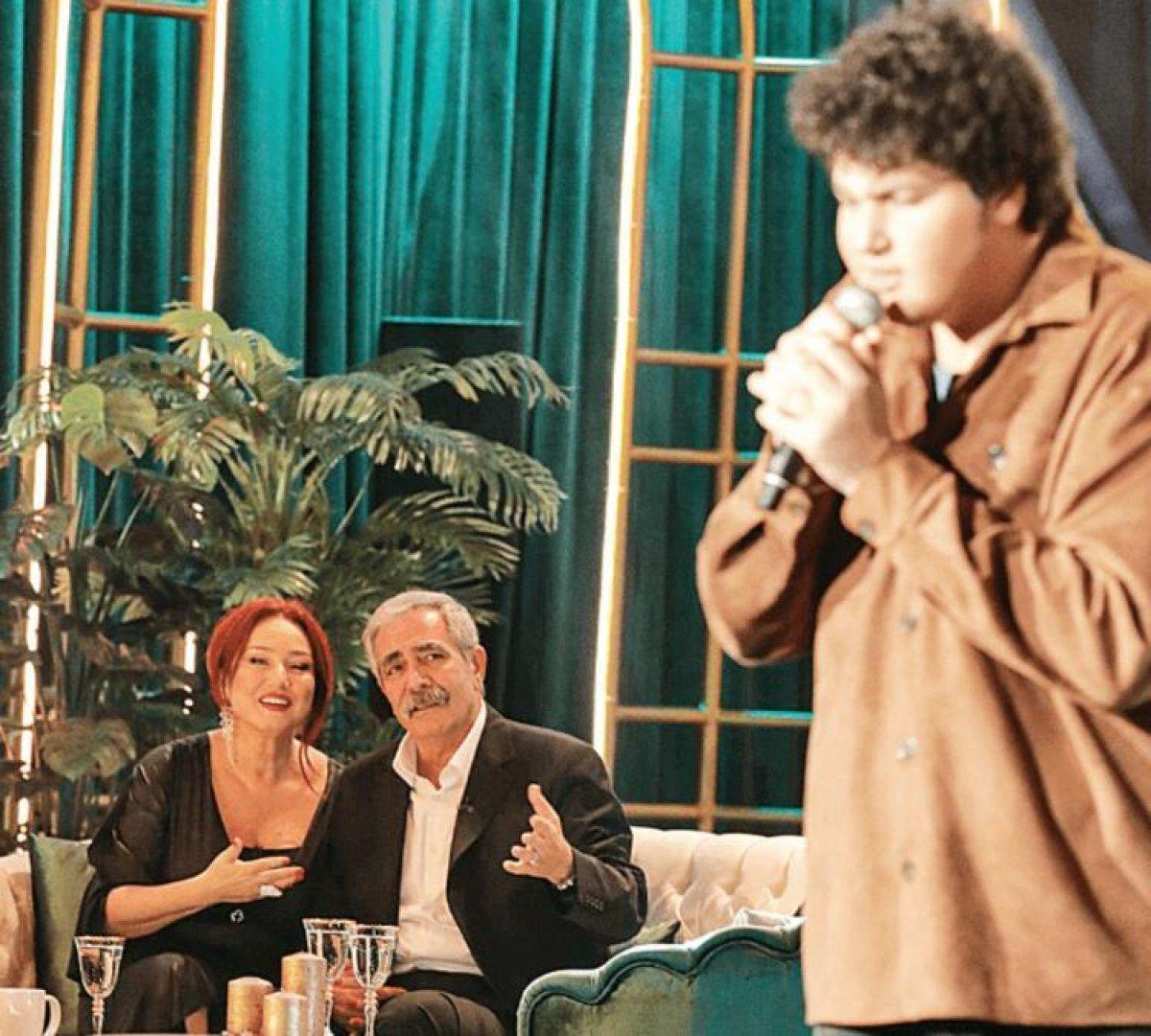 Fatih Kısaparmak, oğluyla şarkı söyledi