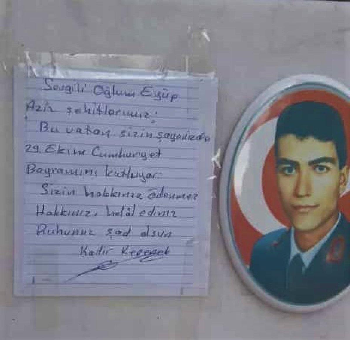 Denizli'de şehit mezarı başında duygulandıran not