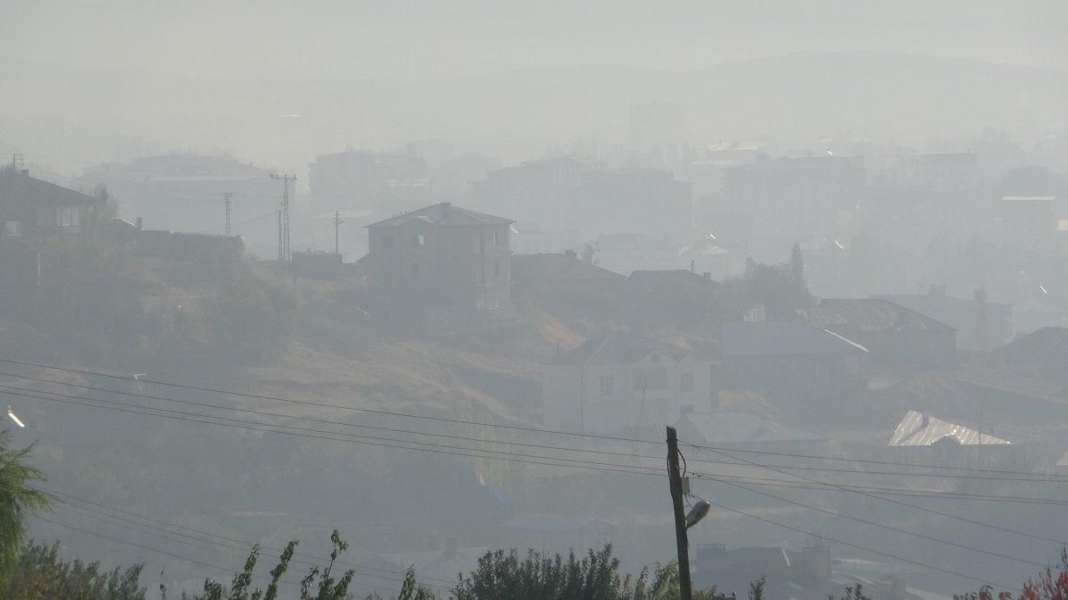 Hakkari'de sis yüzünden göz gözü görmüyor