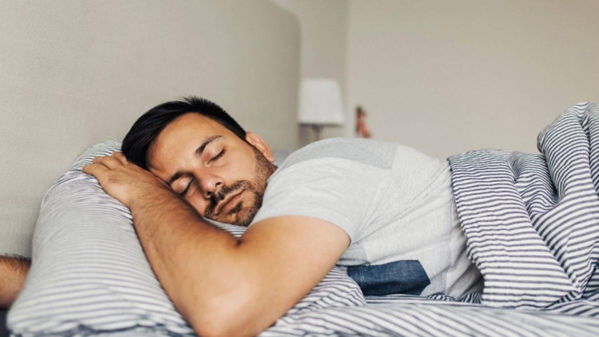 Uyurken yatış şekliniz böyleyse dikkat! Yanlış pozisyonda uyumak pek çok hastalığa davetiye çıkarıyor