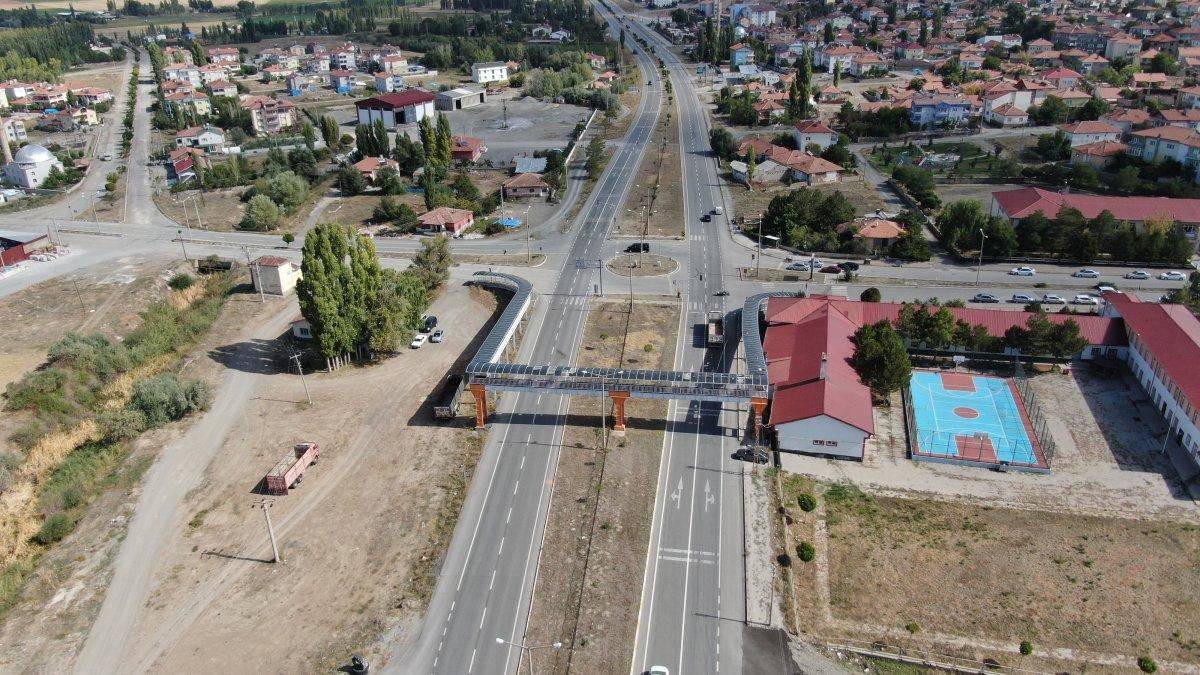 Sivas'ta şaşırtan yaya üst geçidi: 20 metre için 200 metre yürünüyor