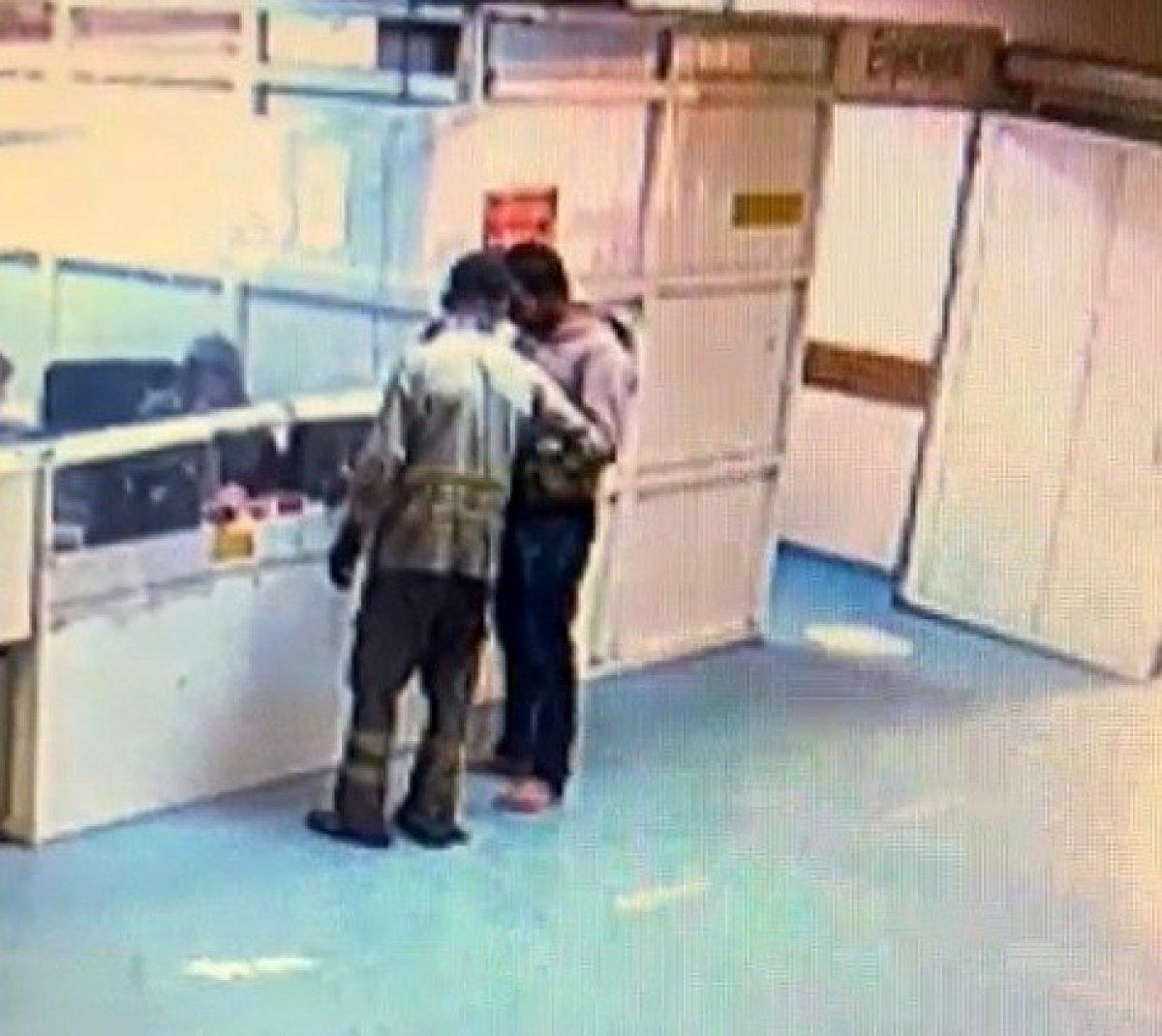 Osmaniye'de çamurlu ayakkabılarını çıkarıp hastaneye girdiler