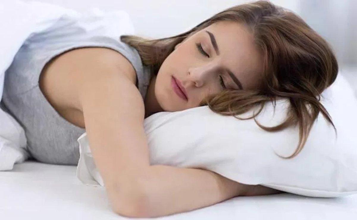 Uyurken yatış şekliniz böyleyse dikkat! Yanlış pozisyonda uyumak pek çok hastalığa davetiye çıkarıyor
