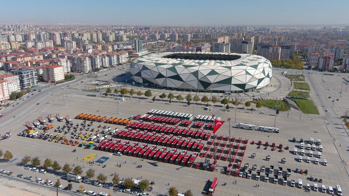 Konya Büyükşehir Belediye Başkanı Altay, öz kaynakla alınan araçları tanıttı