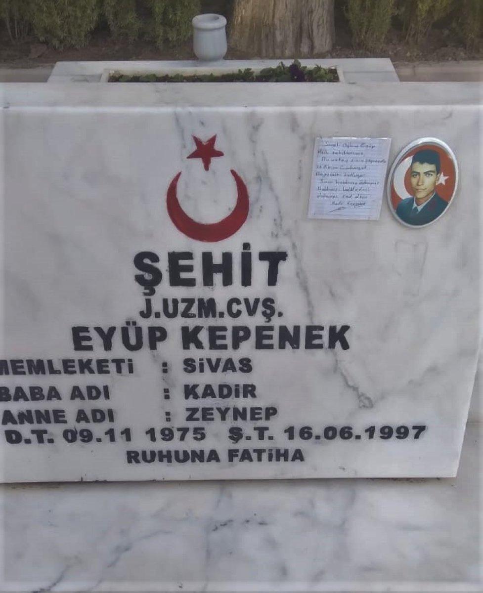 Denizli'de şehit mezarı başında duygulandıran not