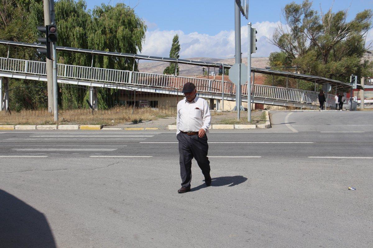 Sivas'ta şaşırtan yaya üst geçidi: 20 metre için 200 metre yürünüyor