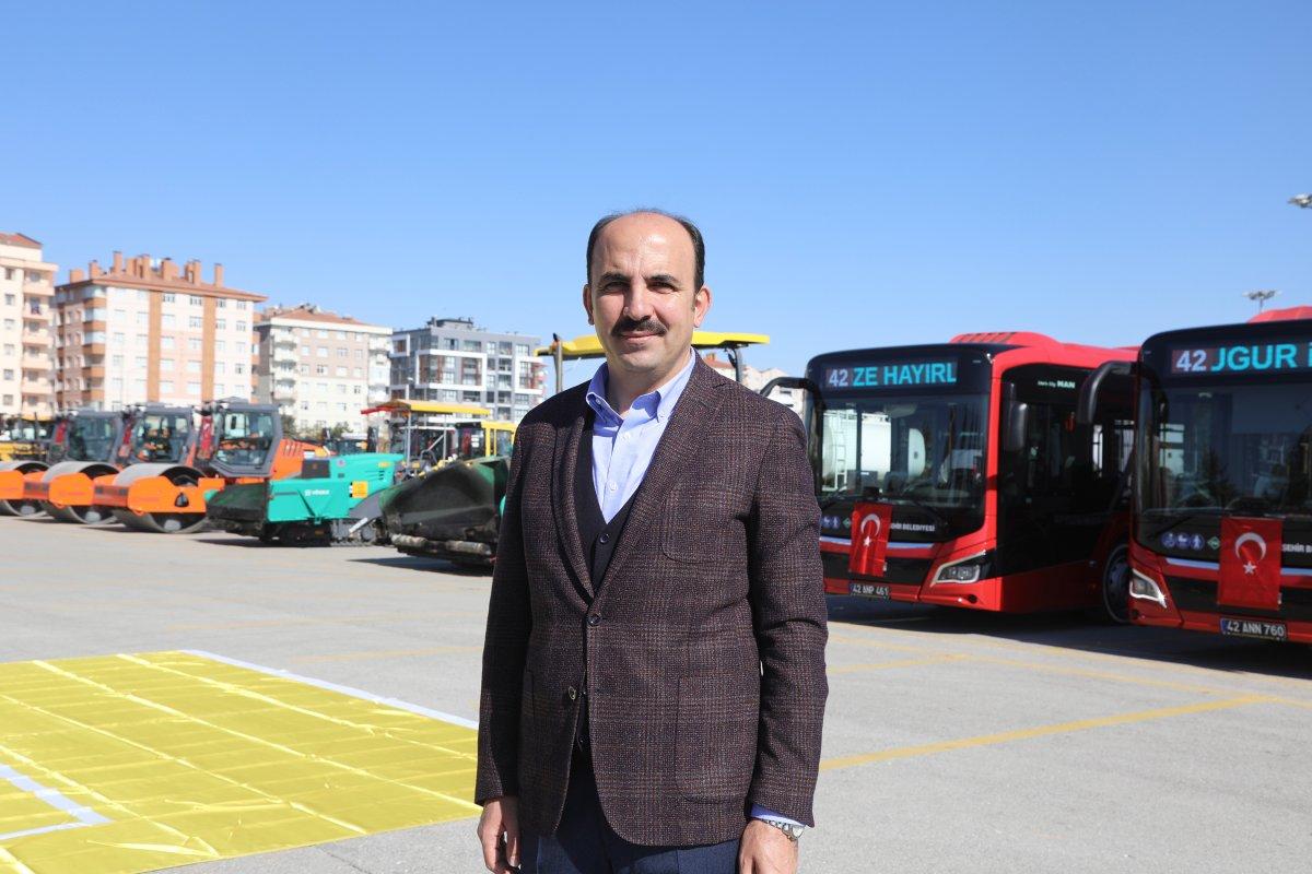 Konya Büyükşehir Belediye Başkanı Altay, öz kaynakla alınan araçları tanıttı