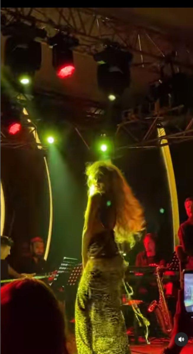 Petek Dinçöz, kalça dansıyla olay oldu