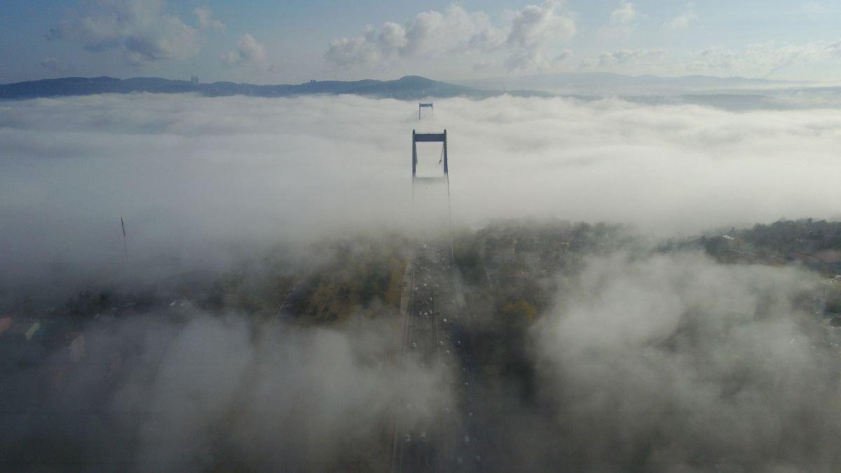 İstanbullu olta balıkçıları sisli havada balık tuttu