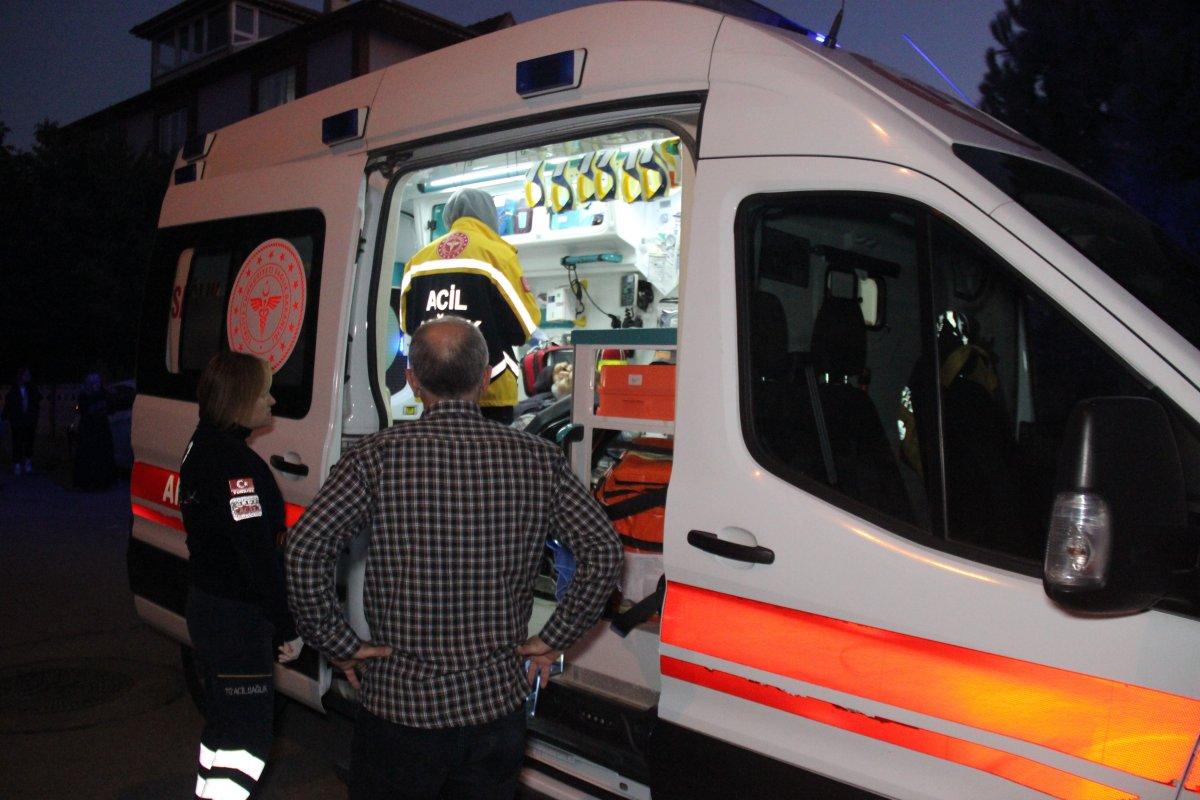 Kocaeli'de otomobil, direğe çarparak durabildi