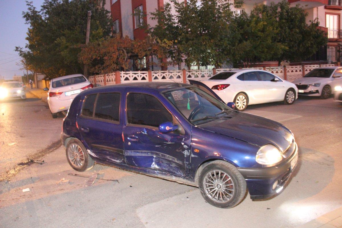 Kocaeli'de otomobil, direğe çarparak durabildi