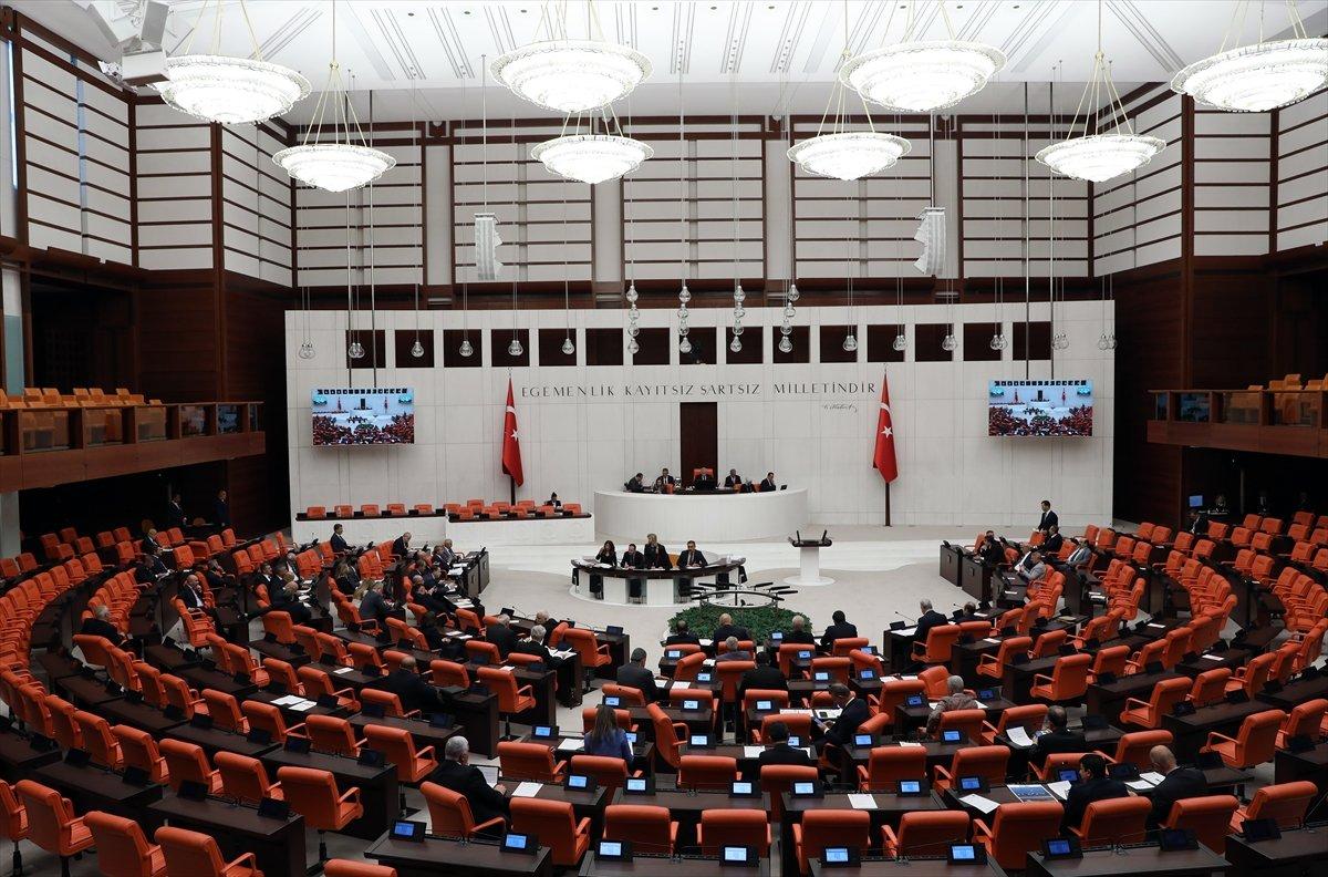 AK Parti başörtüsüne yönelik Anayasa değişiklik teklifini MHP ile paylaştı
