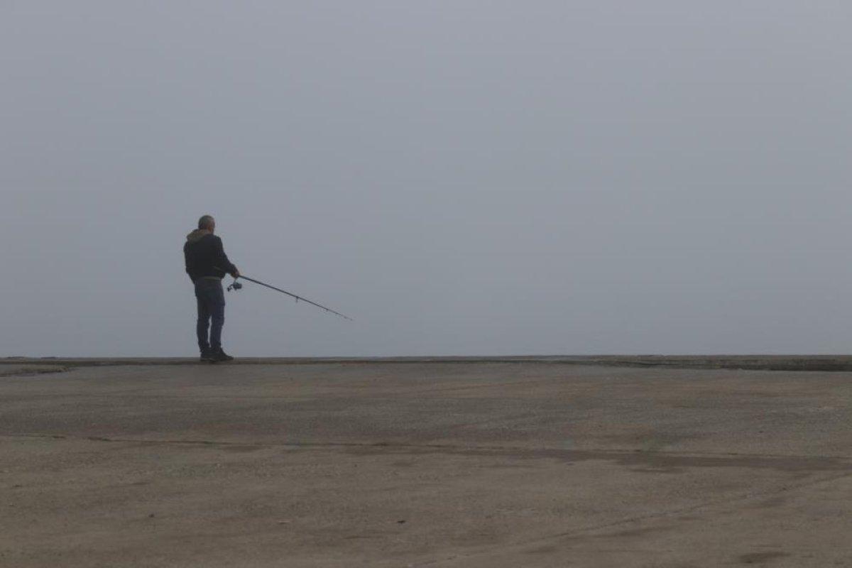 İstanbullu olta balıkçıları sisli havada balık tuttu