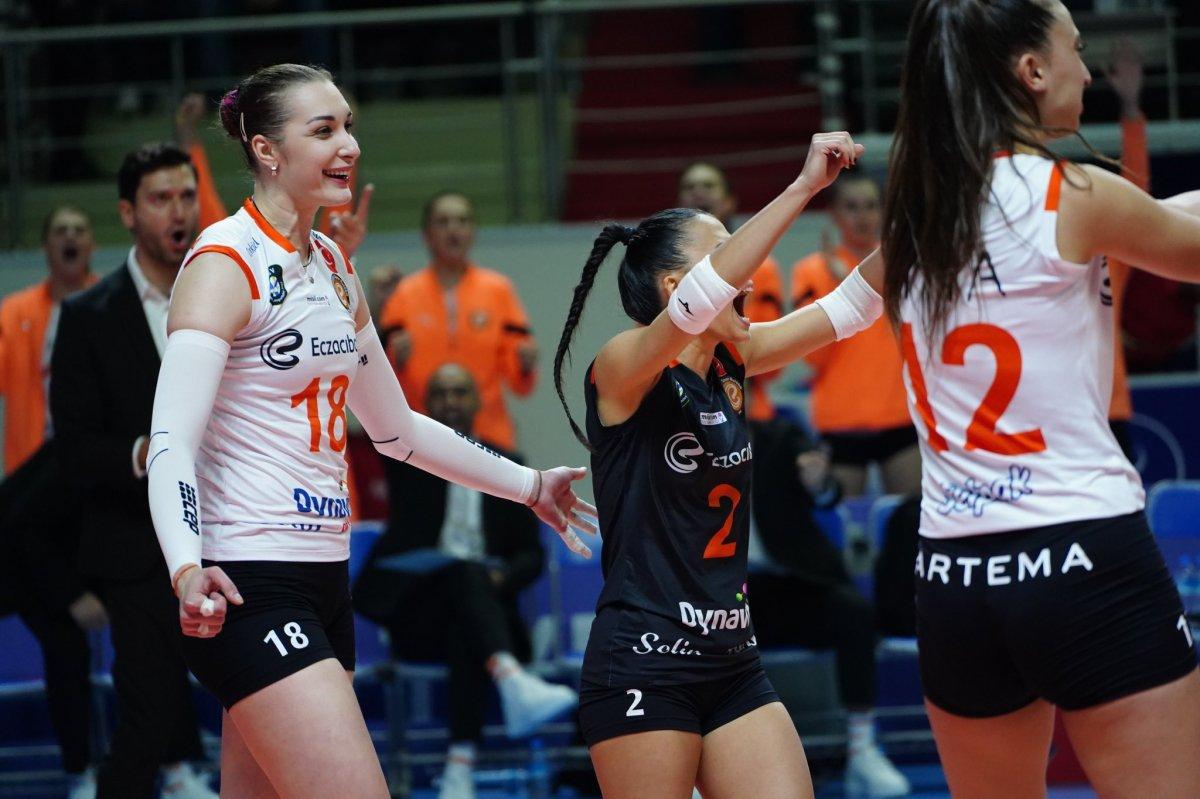 Eczacıbaşı, Fenerbahçe'ye set vermedi