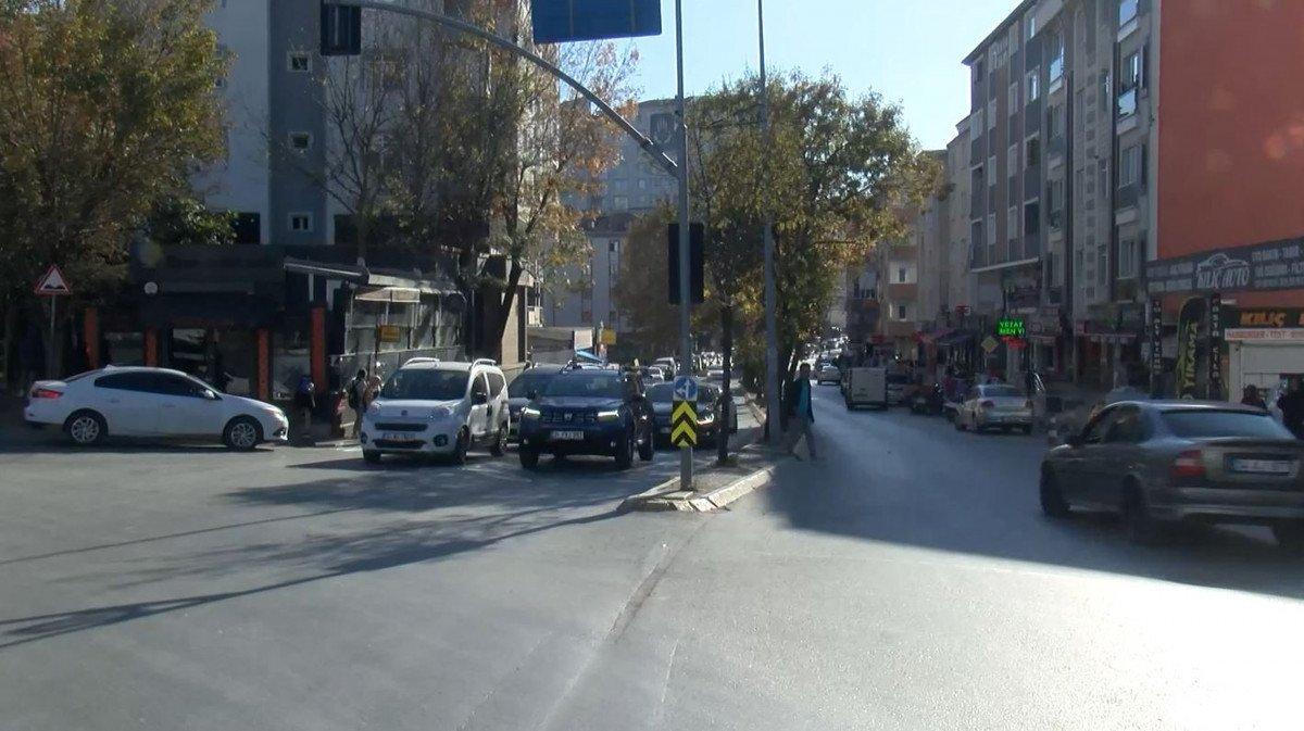 Sancaktepe'de, trafikte baltalı yol verme kavgası kamerada