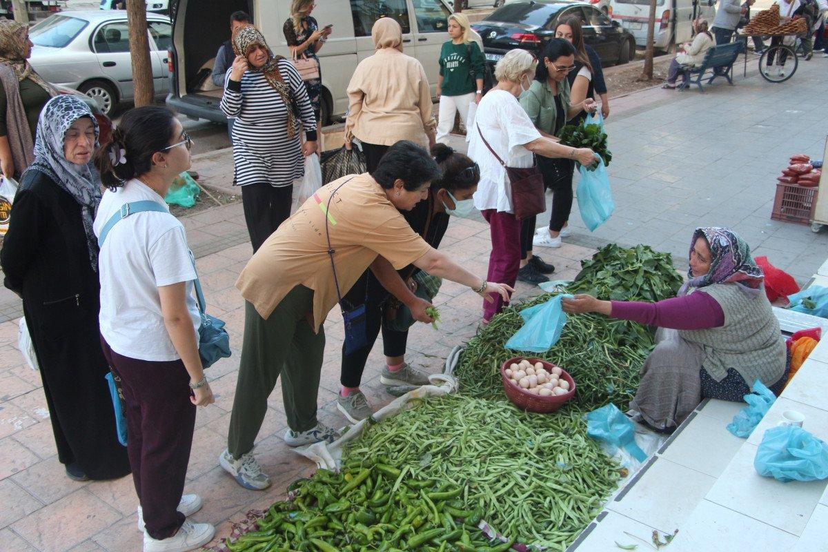 Adana’da parası çalınan seyyar satıcıdan alışveriş için sıraya girdiler