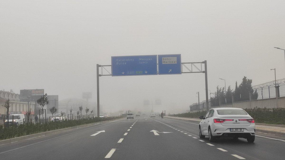 Balıkesir'de sis trafikte araçlara zor anlar yaşattı